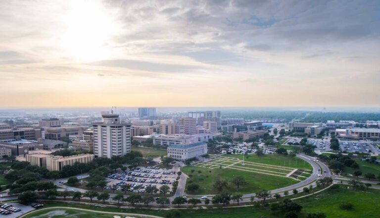 Thinking about dorm life at Texas A&M? Here’s the ultimate guide to living on campus in Aggieland—ranked #4 in the nation for dorm life! Explore TAMU dorms, food, social life, and insider tips below.