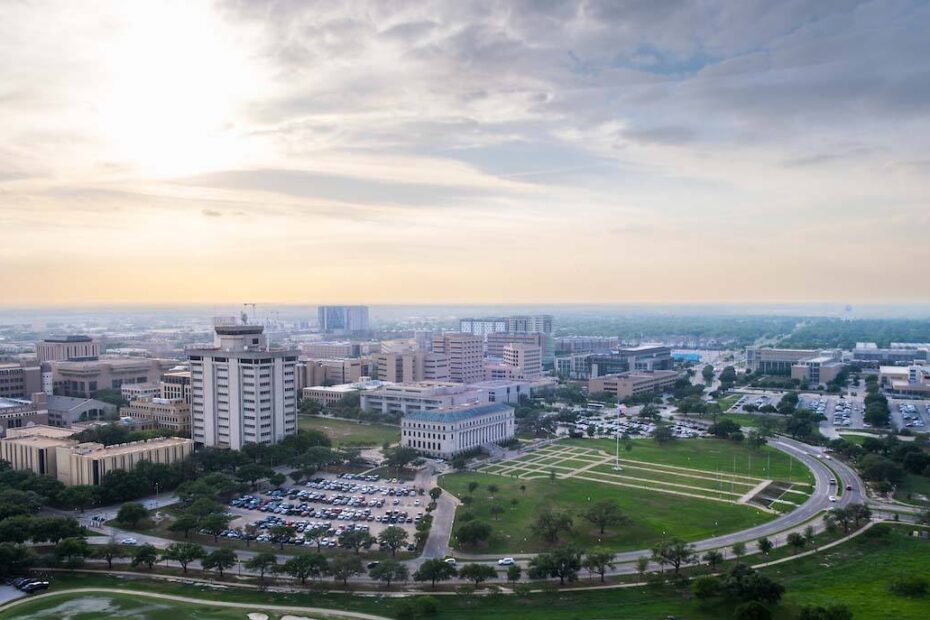 Thinking about dorm life at Texas A&M? Here’s the ultimate guide to living on campus in Aggieland—ranked #4 in the nation for dorm life! Explore TAMU dorms, food, social life, and insider tips below.